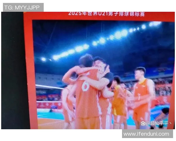 姚明在比赛中意外摔倒引发球迷热议赛场安全问题与运动员保护的重要性